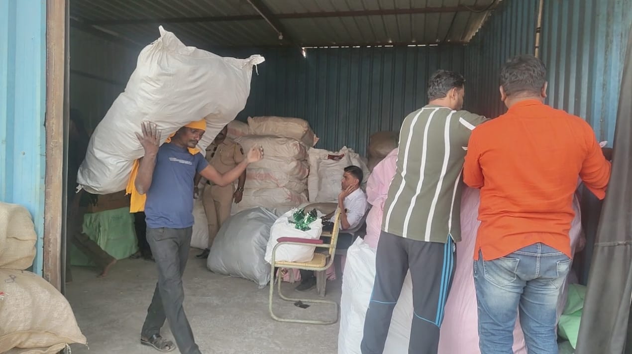 हिंगोली आणि नांदेडमध्ये विशेष पथकाचे छापे; ७३ लाखांच्या गुटख्यासह १ कोटींचा मुद्देमाल जप्त