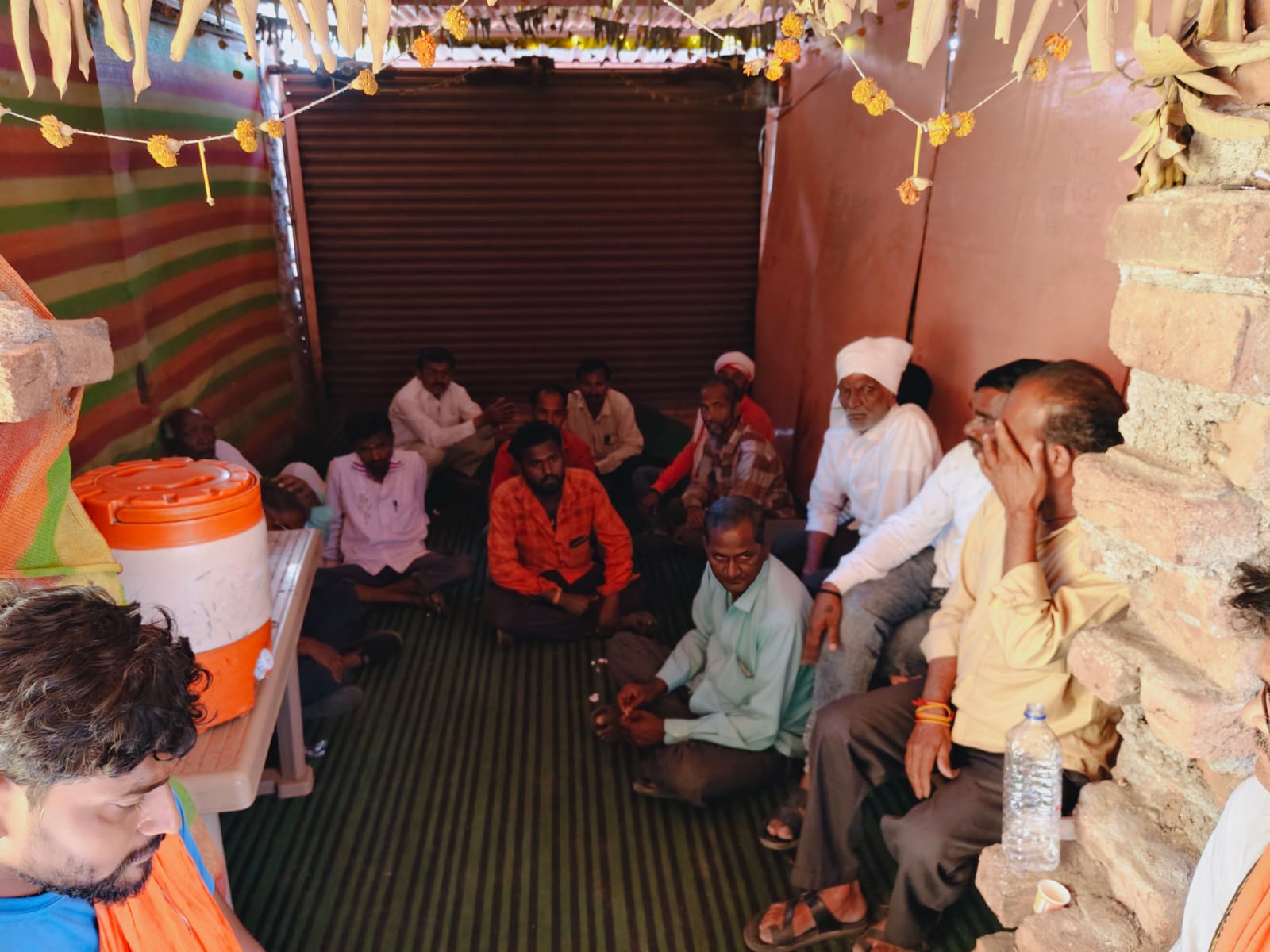 लोह्यात मटका बुकीवर छापा, तर पालममध्ये अवैध रेती वाहतुकीवर कारवाई; ११ लाखांचा मुद्देमाल जप्त